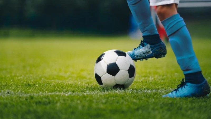 Các kỹ năng quan trọng khi giữ tại bóng giữa sân