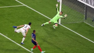 đá phản lưới nhà