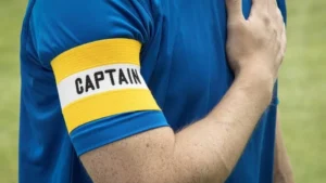 đội trưởng sân bóng