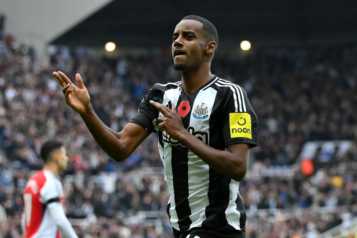 Eddie Howe công khai chỉ trích Isak