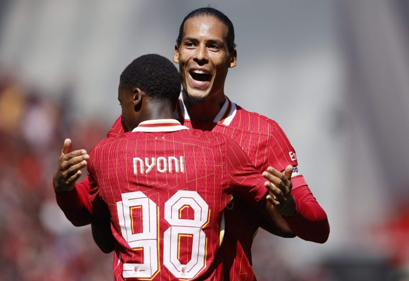 Liverpool và màn ra mắt trung vệ mới đầy ấn tượng