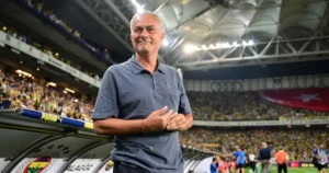 Mourinho ngỡ ngàng vì VAR, Fenerbahce thắng ngược ấn tượng