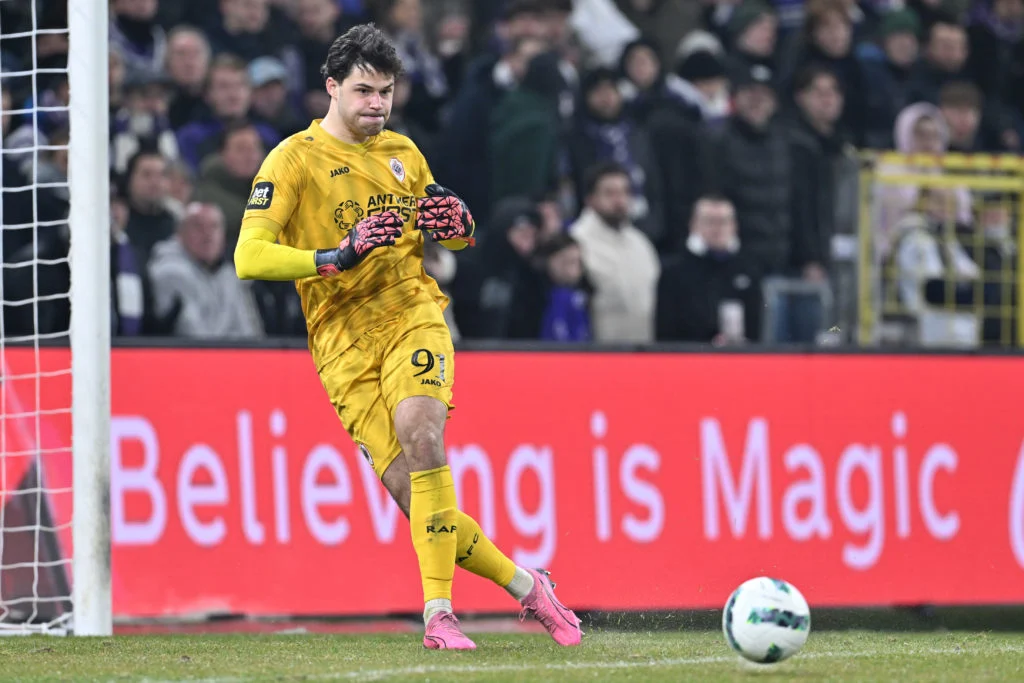 MU theo sát Senne Lammens