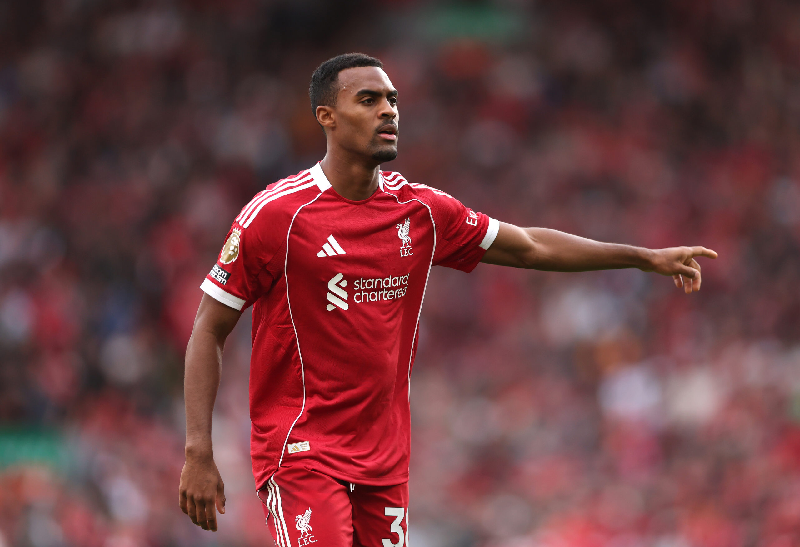 Liverpool lo lắng khi trụ cột chấn thương ngay trước đại chiến với Man United