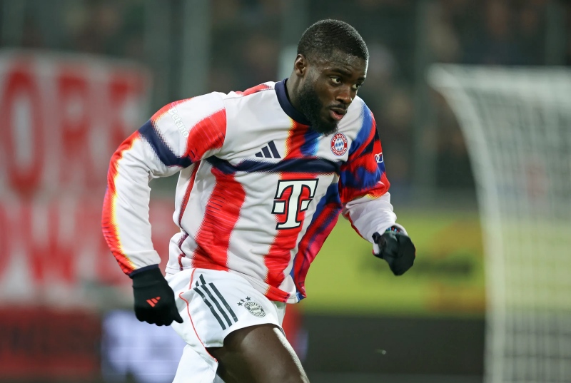 Bayern gây tranh cãi khi gia hạn hợp đồng với Upamecano