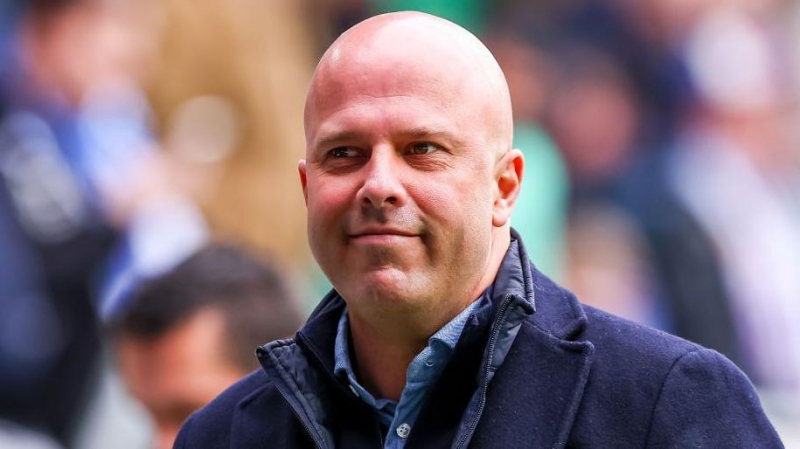 Arne Slot giữa cơn bão chỉ trích