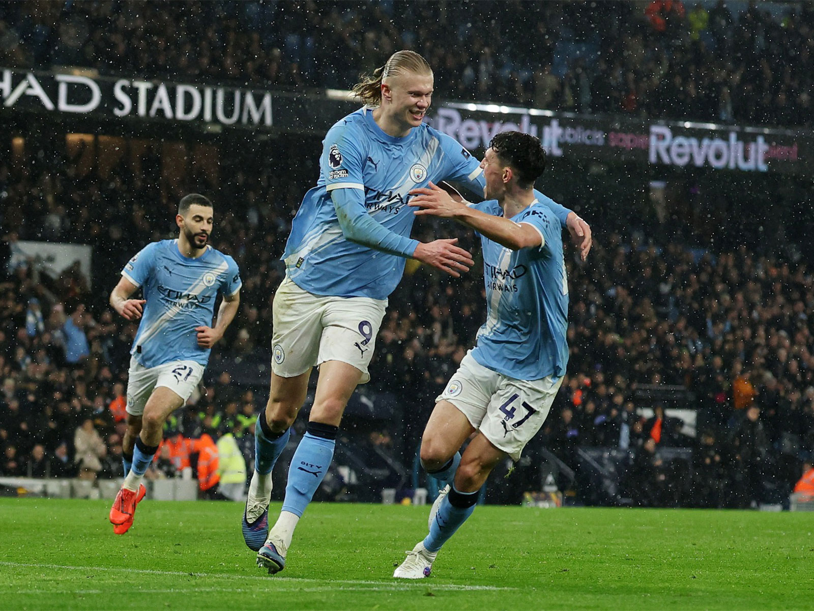 Haaland nổ súng trở lại cho Man City
