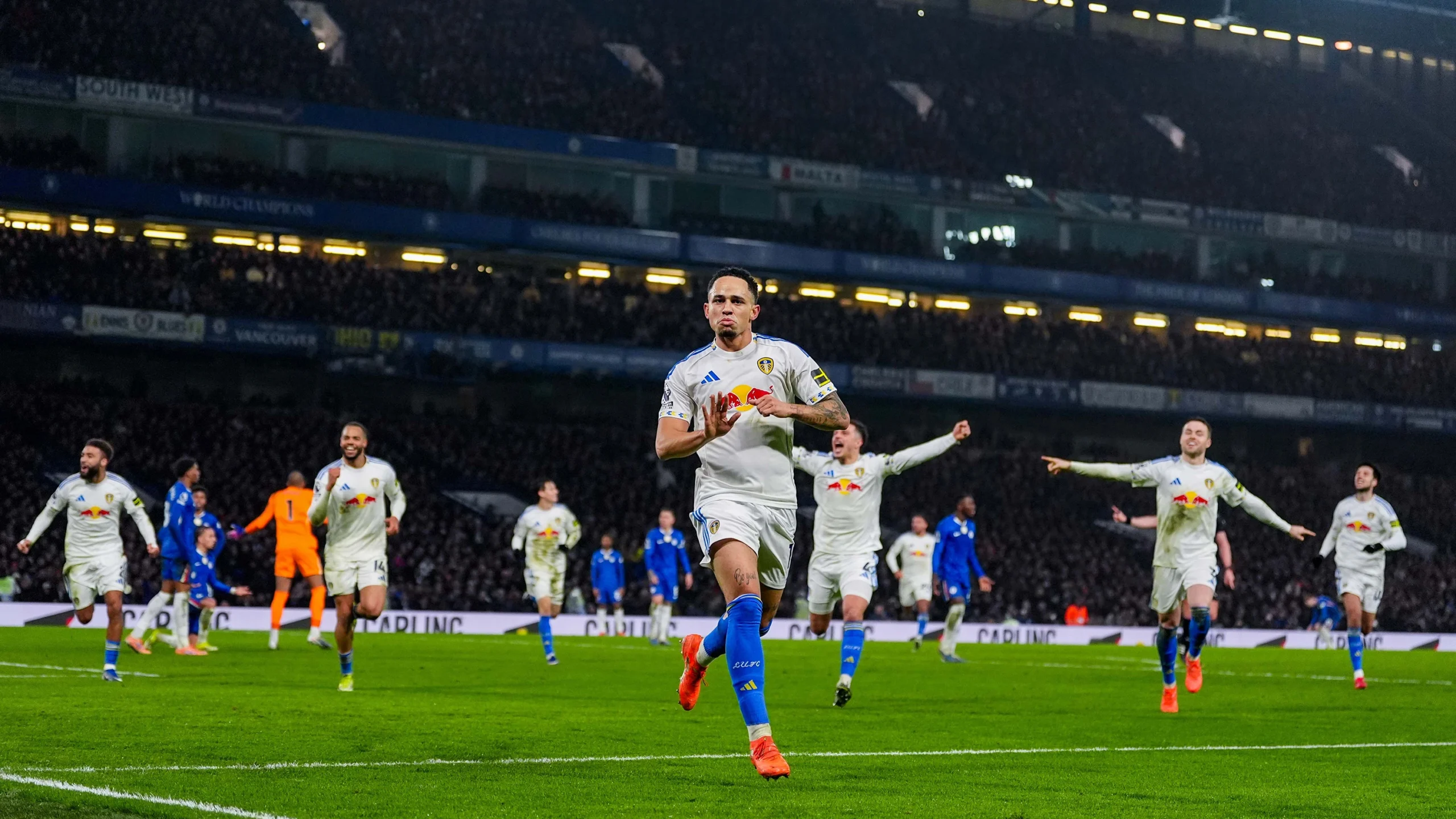 Leeds chặn đứng chuỗi thắng của Chelsea tại giải Ngoại Hạng Anh